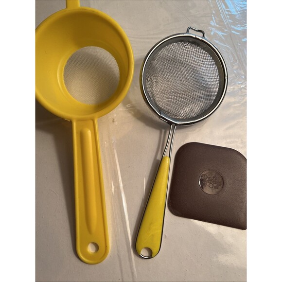 1 Vintage Hand Held Strainer Sifter 1 Plastic Strainer/1 Pampered Chef Pan Scrap - Picture 2 of 6